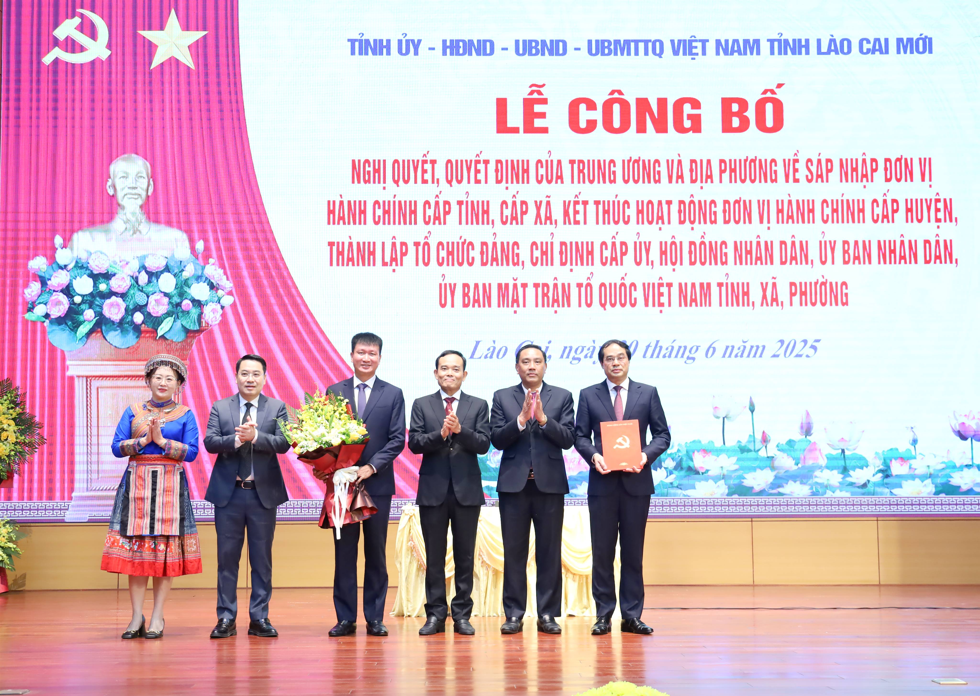 Bí thư Trung ương Đảng, Trưởng Ban chính sách và chiến lược Trung ương Trần Lưu Quang trao Quyết định về sắp xếp đơn vị hành chính cấp tỉnh, thành lập Đảng bộ tỉnh Lào Cai, chỉ định BCH, BTV, Bí thư, Phó Bí thư Tỉnh ủy Lào Cai, nhiệm kỳ 2020 - 2025